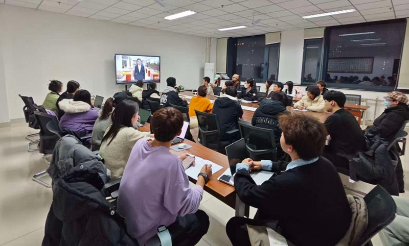 bat365正版唯一官网师生们观看“同上一堂‘守护祖脉秦岭’思政大课”。bat365正版唯一官网供图