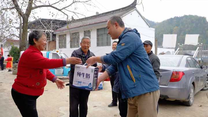 麻街镇齐塬村：地下交通站前忆往昔，重阳敬老情暖桑榆