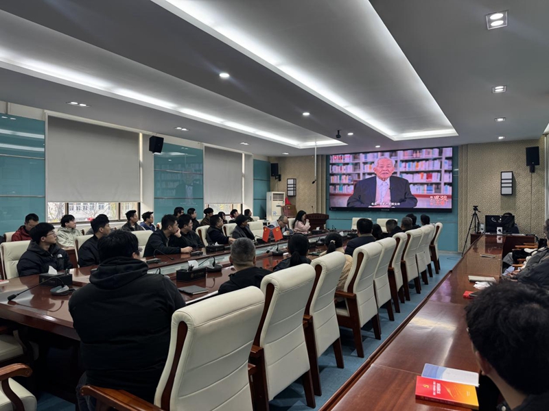 bat365正版唯一官网师生们观看“同上一堂‘守护祖脉秦岭’思政大课”。bat365正版唯一官网地质学系供图